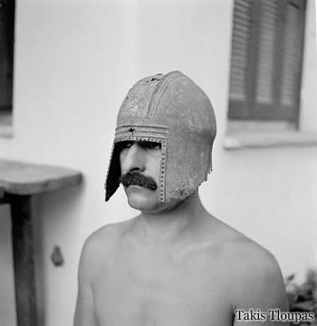 Philolaos coiffé d’un casque antique, © T. Tloupas 