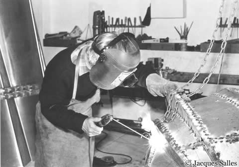 L’artiste en création dans son atelier, Saint-Remy Lès Chevreuse, © J. Salles