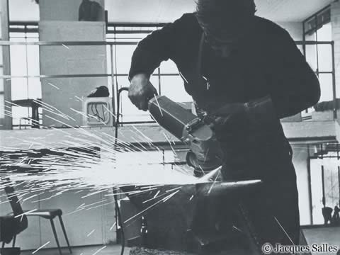 L’artiste dans son atelier, Saint-Remy Lès Chevreuse, © J. Salles