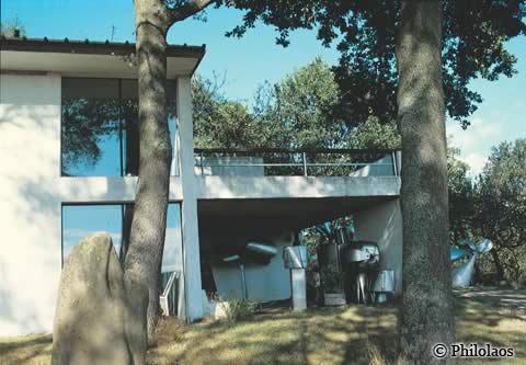 Extérieur de l’atelier, Saint-Remy Lès Chevreuse, 1967, © Philolaos 