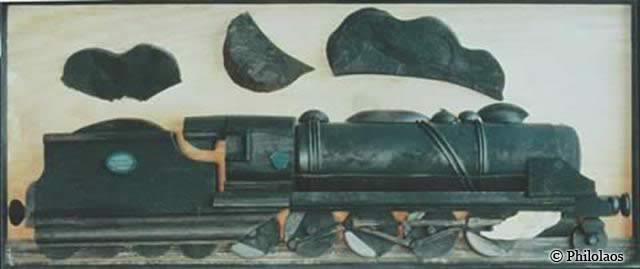 Locomotive, tableau-relief en bois, 53 x 128 cm, © Philolaos